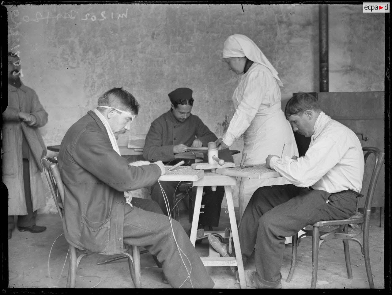 Paris. Annexe de l’hôpital des Quinze-Vingt rue de Reuilly. Salle de cannage. [légende d'origine]