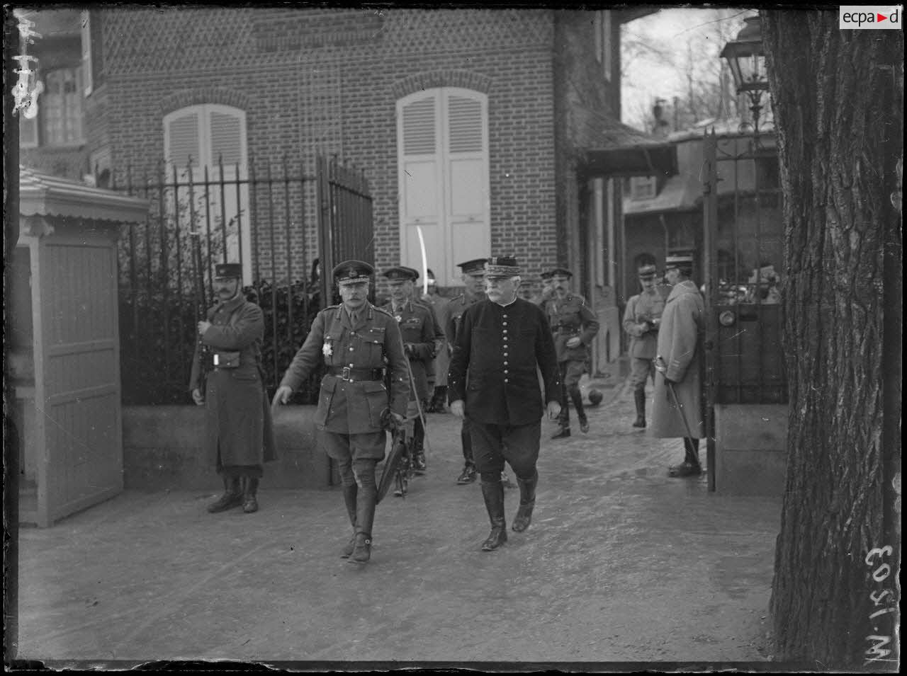 Les généraux Joffre et Haig sortent du Grand quartier général de Chantilly. [légende d'origine]