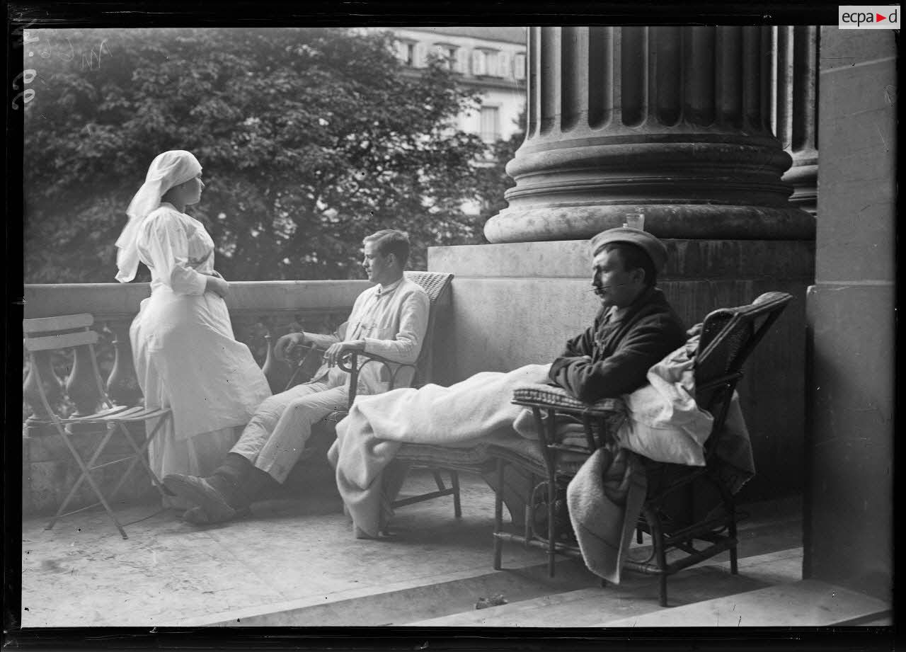 Sur le balcon de l'hôpital du Grand Palais. [légende d'origine]