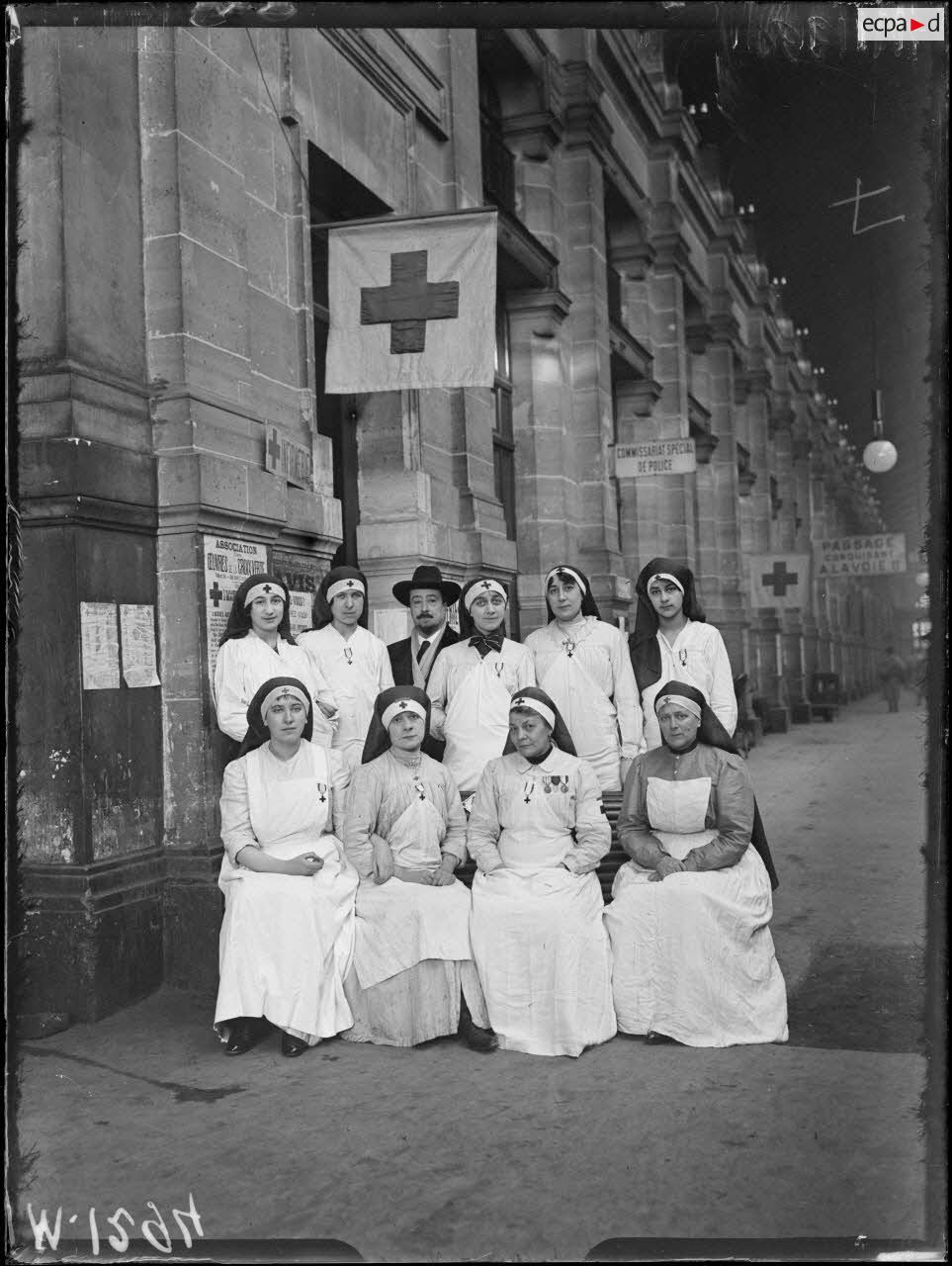 Les dames de la Croix Verte à la gare de Montparnasse. [légende d'origine]