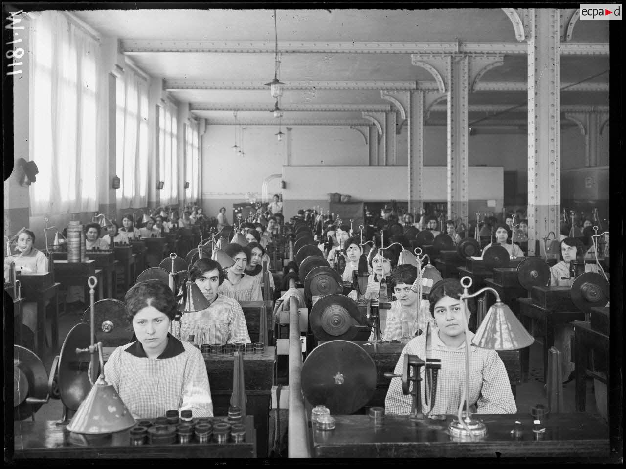 Les ouvrières de la l'usine Pathé de Joinville-le-Pont montant les films. [légende d'origine]