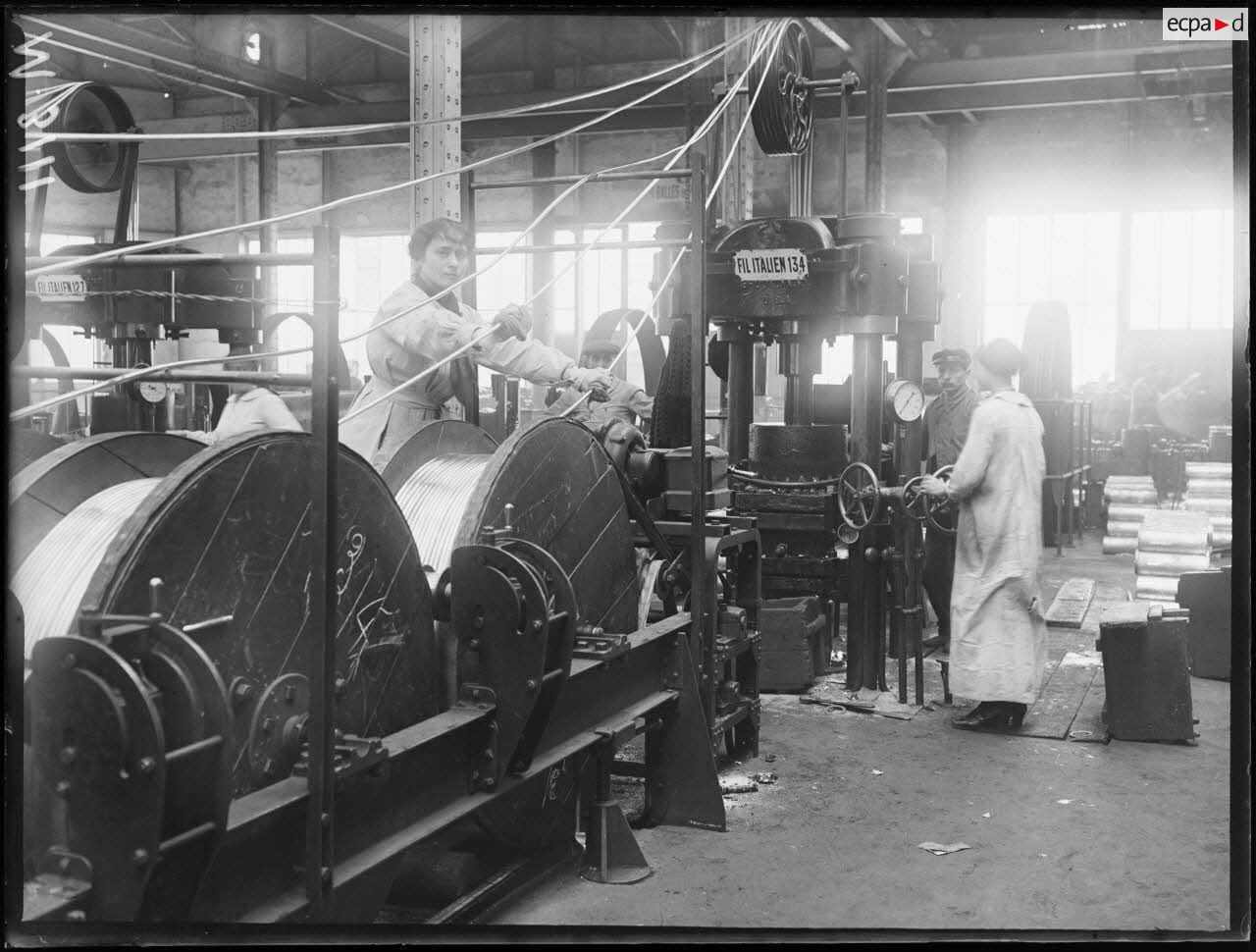 Usines Citroën du quai de Javel. Usine Citroën après l'étirage, les fils de plomb s'enroulent sur de grosse bobines. [légende d'origine]