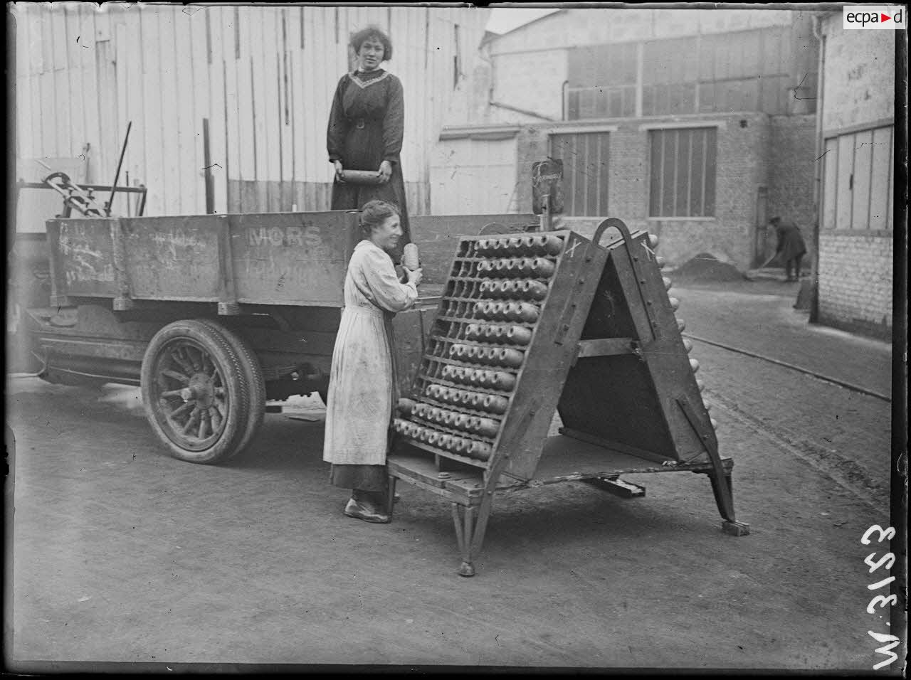 Paris, usine Citroën du quai de Javel. Femme de l'usine transportant des obus. [légende d'origine]