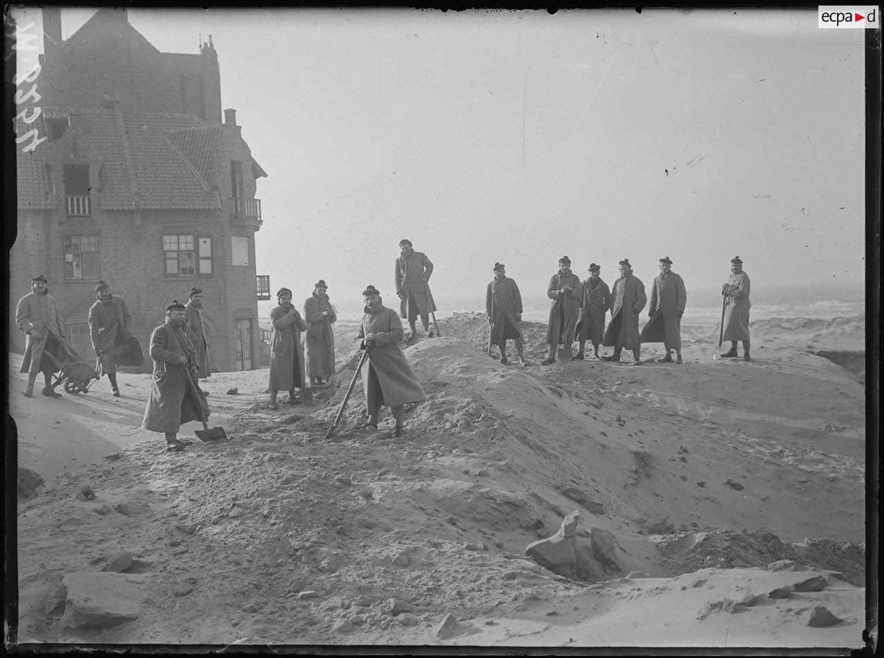 Coxyde-Bains, travaux de terrassements dans les dunes [légende d'origine]