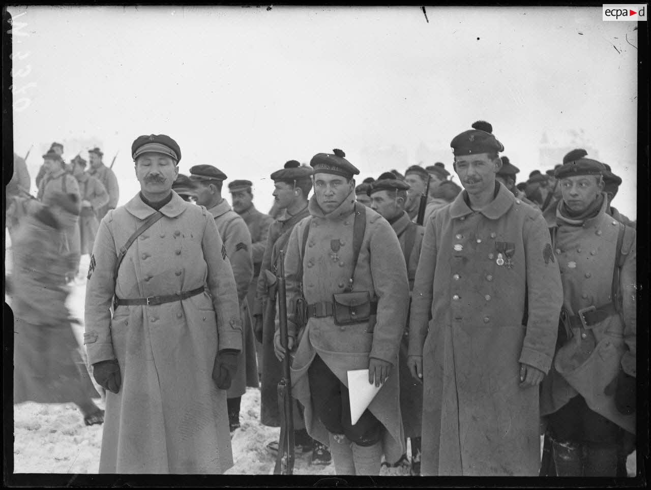 Coxyde-Bains, fusiliers marins venant d'être décorés. [légende d'origine]