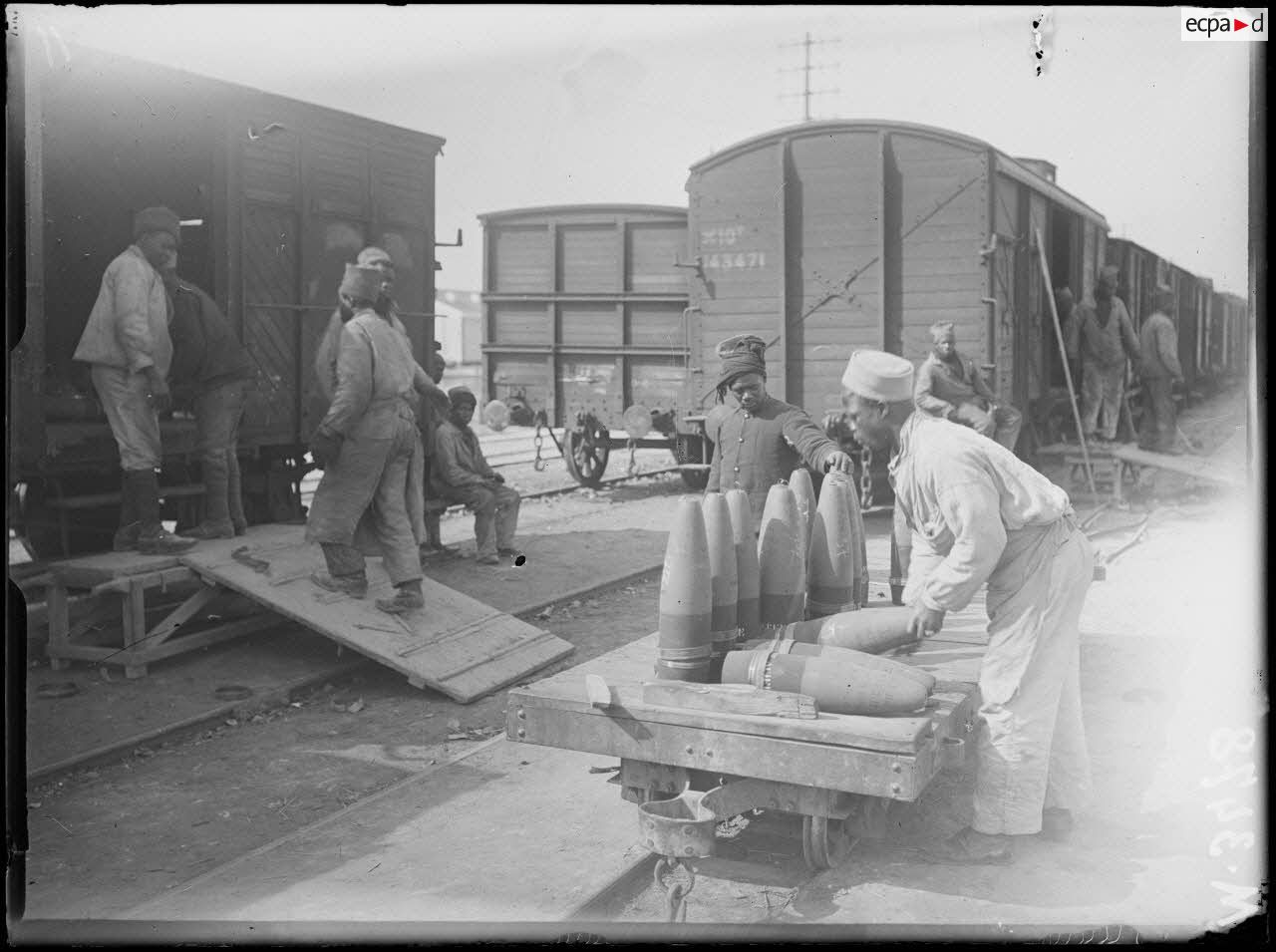 Toulon, arrivée à la Pyrotechnie de Milhaud, sénégalais transportant des obus. [légende d'origine]