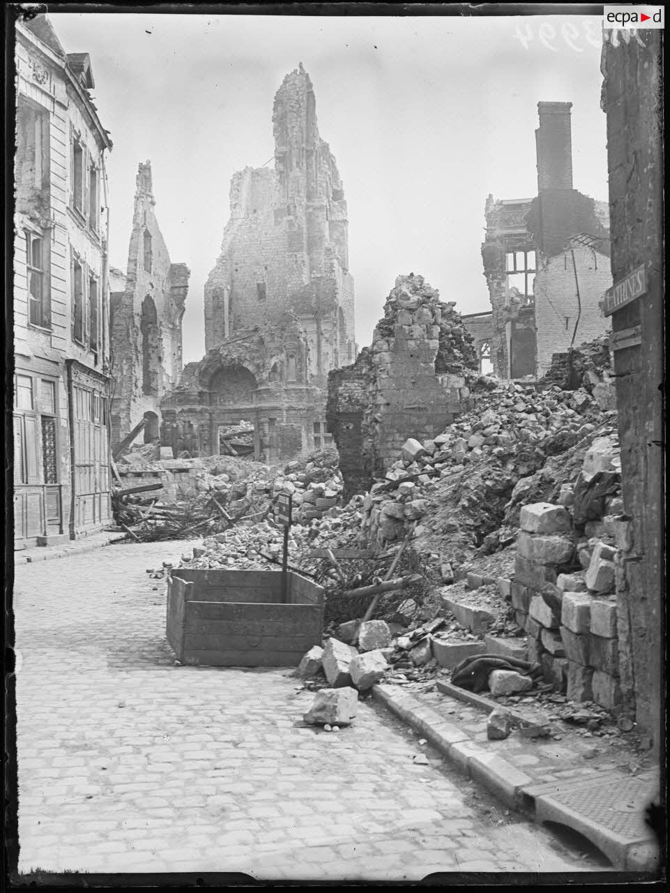 Arras, ruines près de l'hôtel de ville. [légende d'origine]