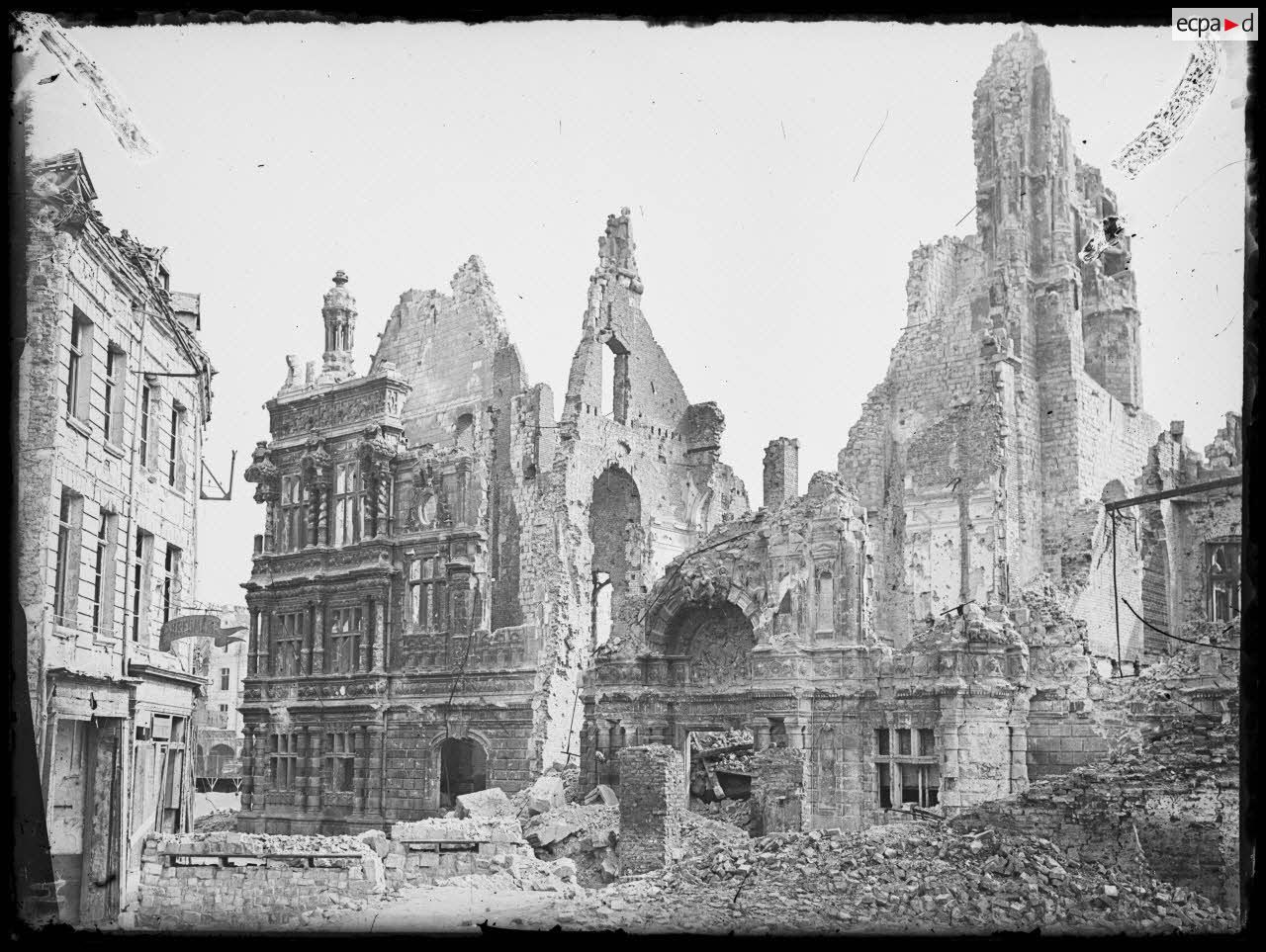 Arras, l'hôtel de ville. [légende d'origine]