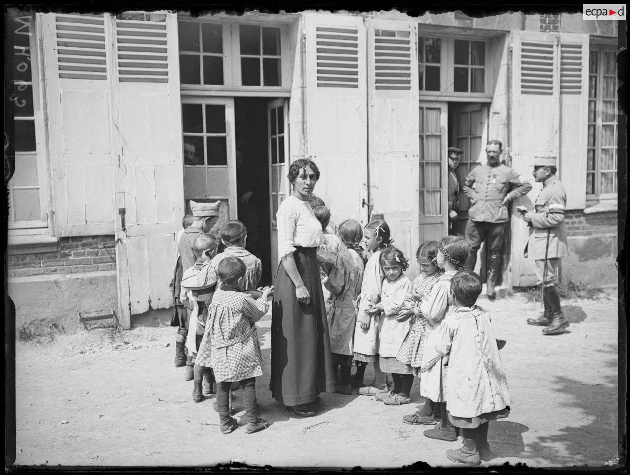 Quesmy, Madame X, institutrice. [légende d'origine]