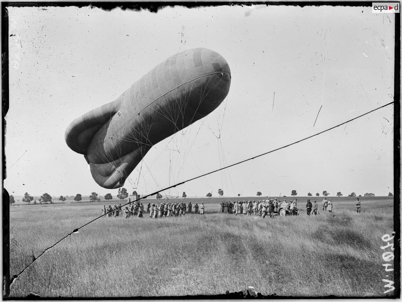 Vadenay, manoeuvre d'un ballon d'observation. [légende d'origine]