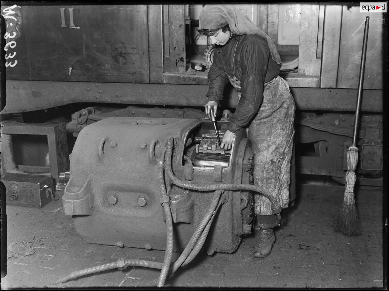 Paris, usine du métropolitain, rue des Maraîchers. Travail des femmes. [légende d'origine]