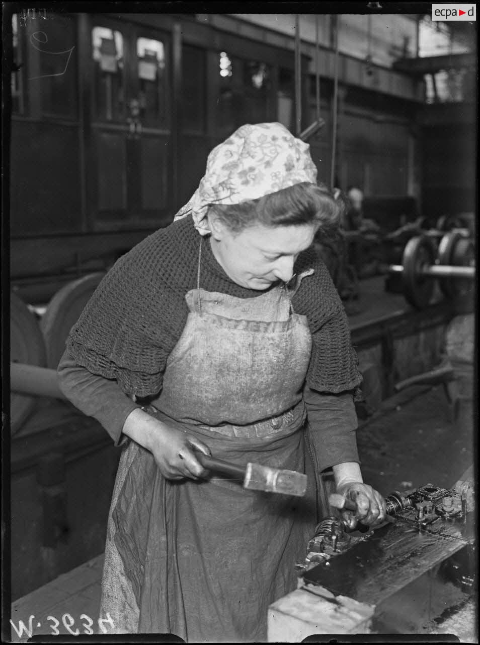 Paris, usine du métropolitain, rue des Maraîchers. Travail des femmes. [légende d'origine]