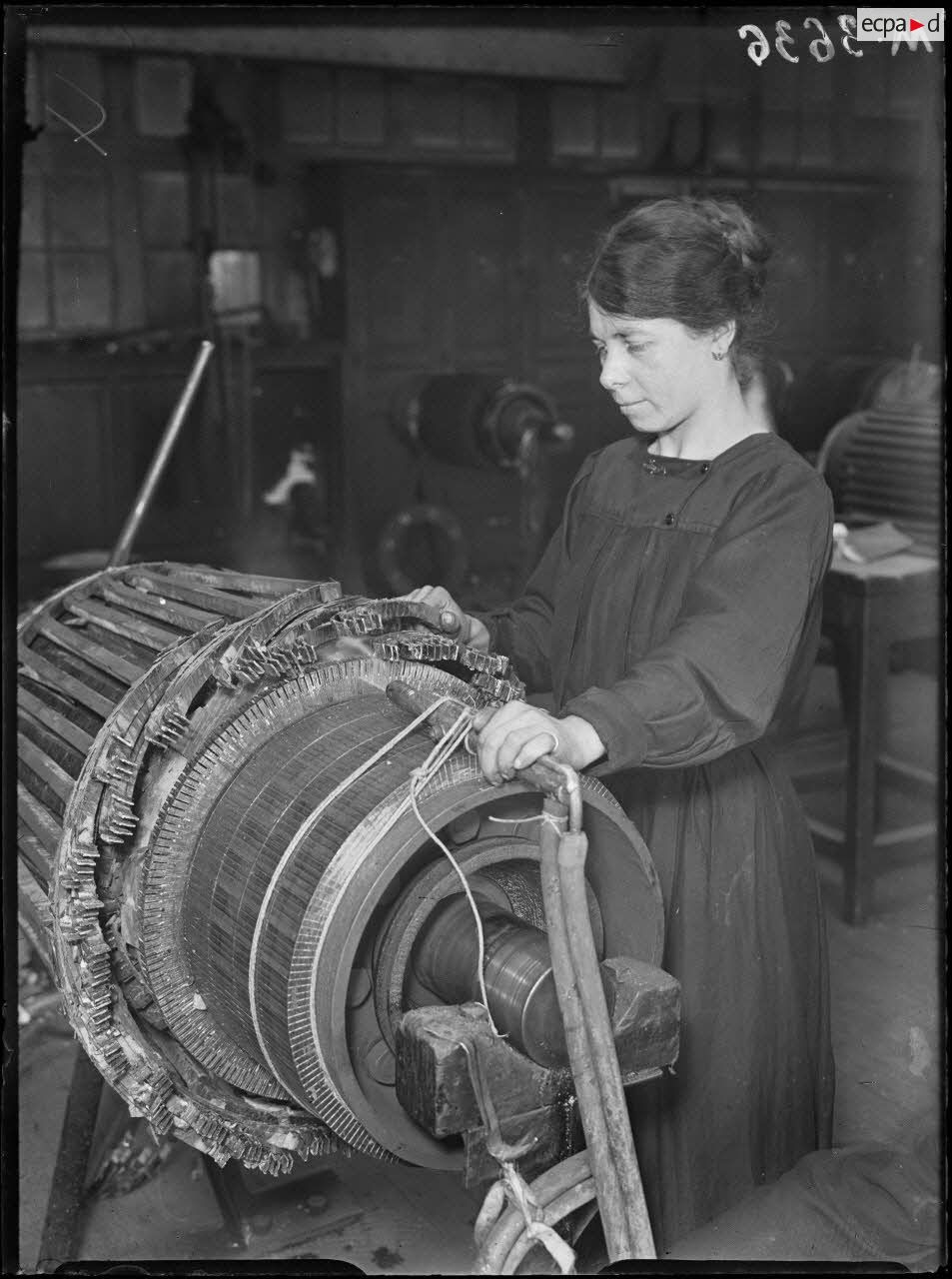 Paris, usine du métropolitain, rue des Maraîchers. Travail des femmes. [légende d'origine]