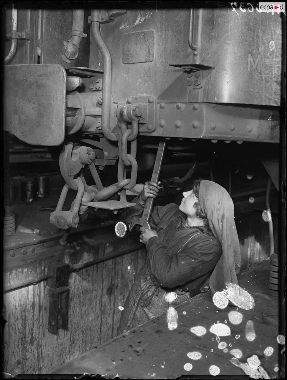 Paris, usine du métropolitain, rue des Maraîchers. Travail des femmes. [légende d'origine]