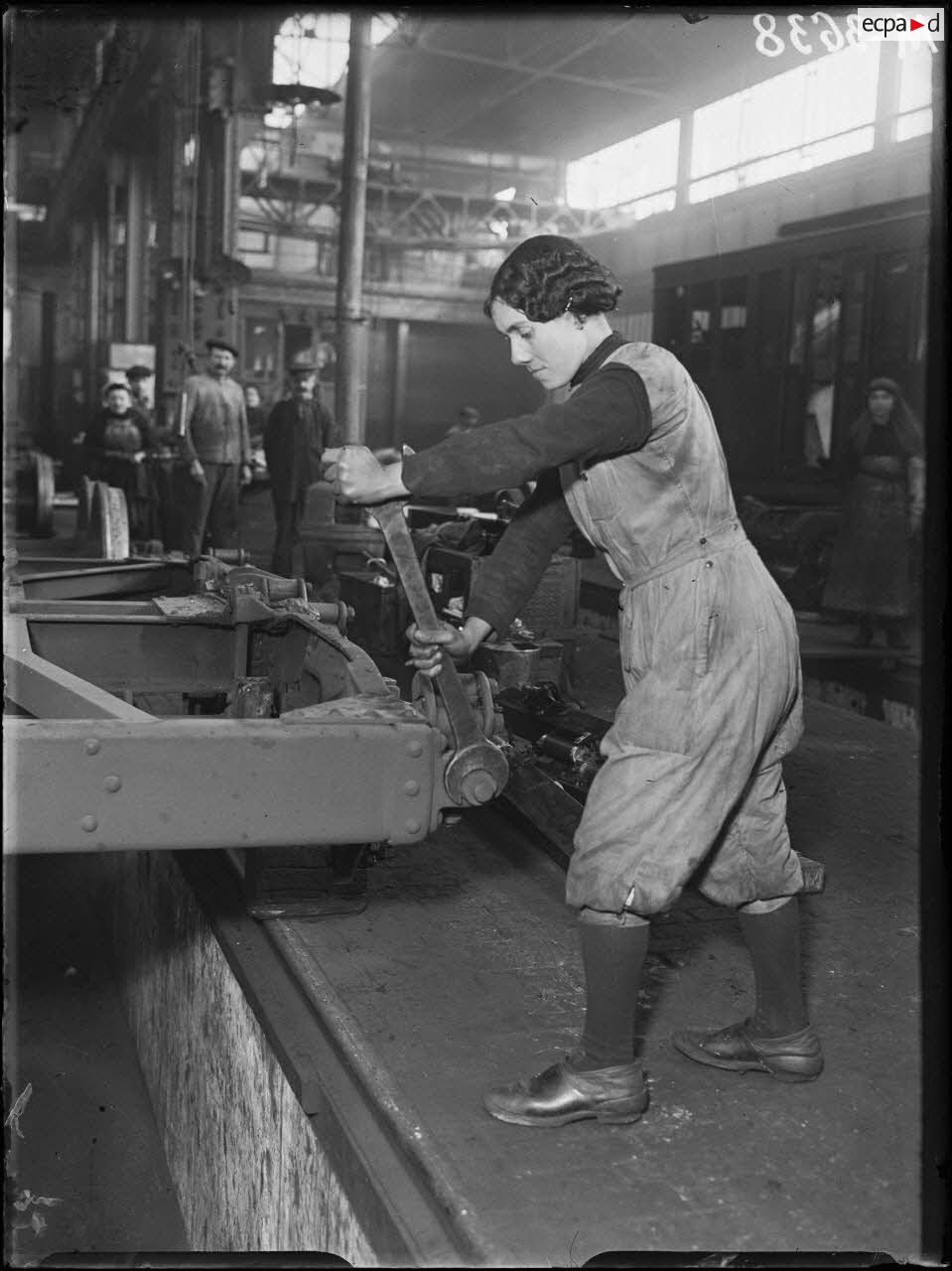 Paris, usine du métropolitain, rue des Maraîchers. Travail des femmes. [légende d'origine]