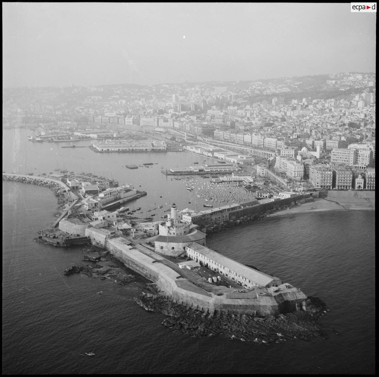 Vue aérienne du port d'Alger.