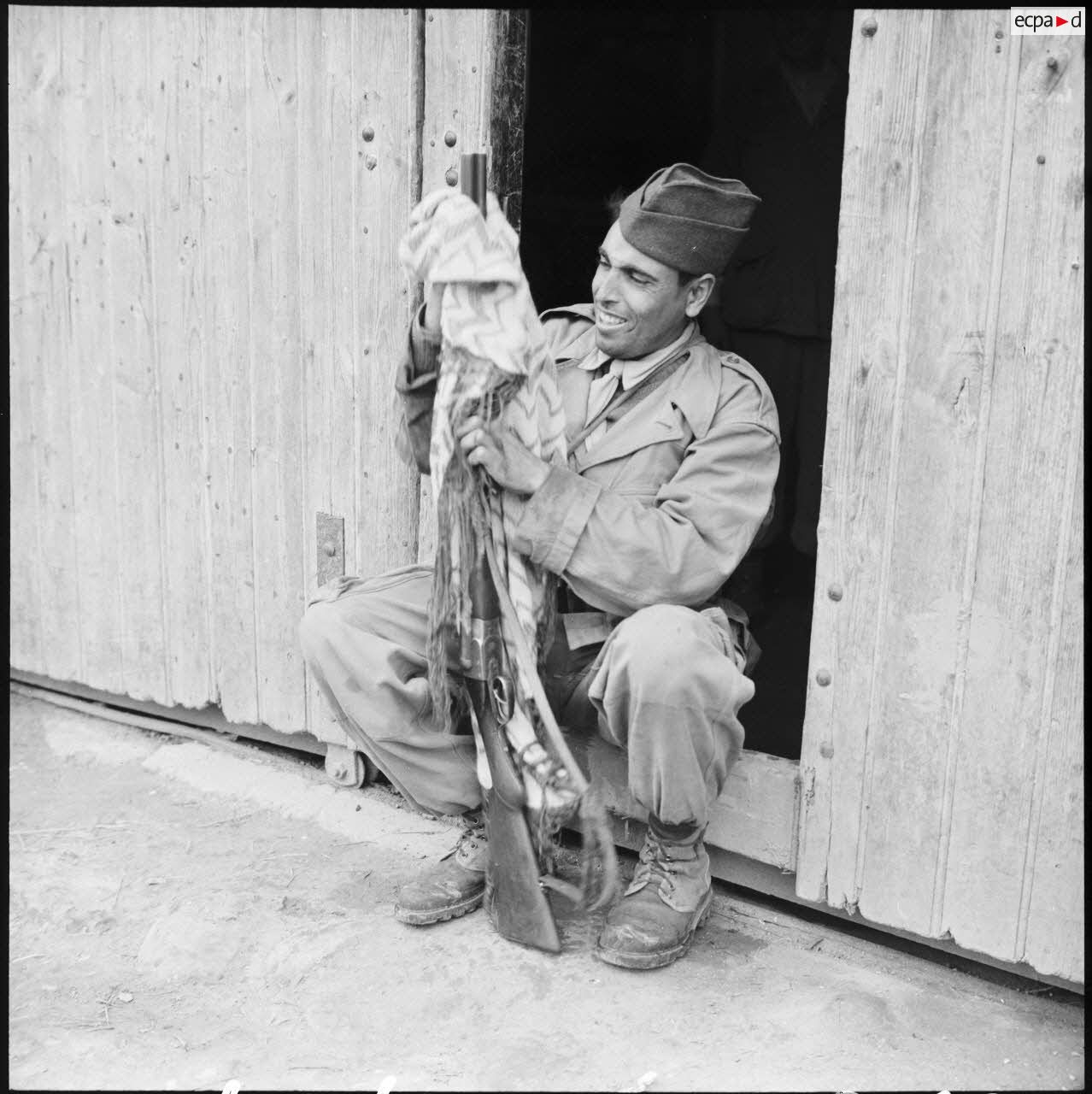 Supplétif du 2/16e régiment d'infanterie coloniale (RIC) nettoyant son fusil.