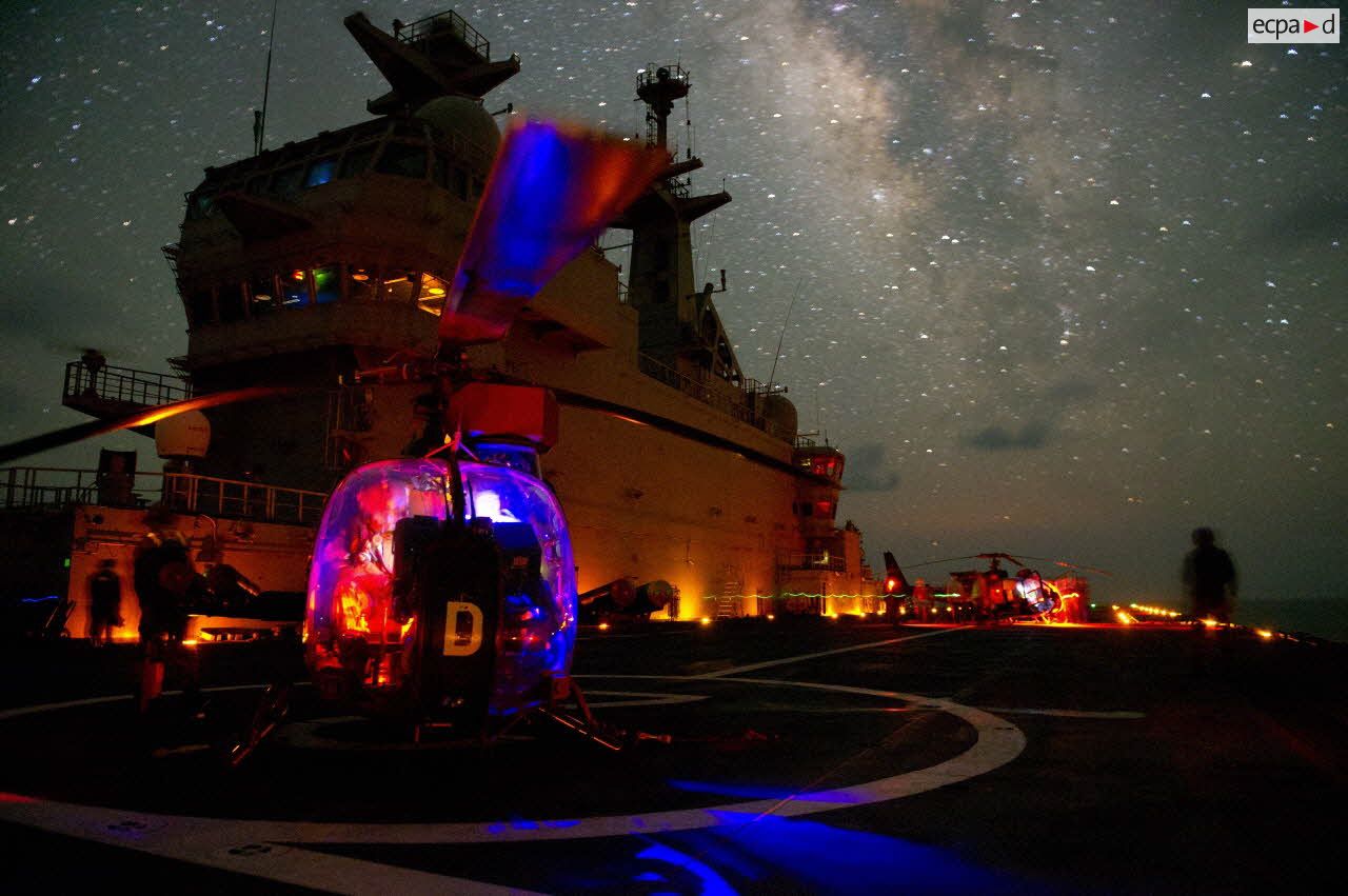 Activité nocturne sur le BPC Tonnerre pendant l'opération Harmattan.