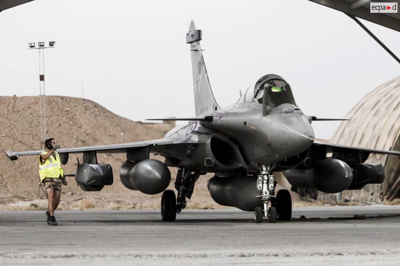 Un avion Rafale de l'escadron de chasse 3/30 Lorraine se tient prêt au décollage sur la piste de la base aérienne projetée (BAP) en Jordanie.