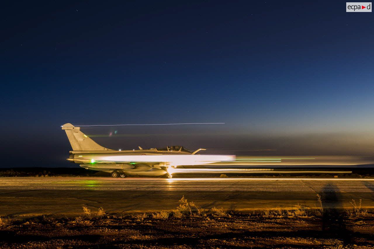 Décollage d'un avion de chasse Rafale depuis la base aérienne projetée (BAP) en Jordanie.