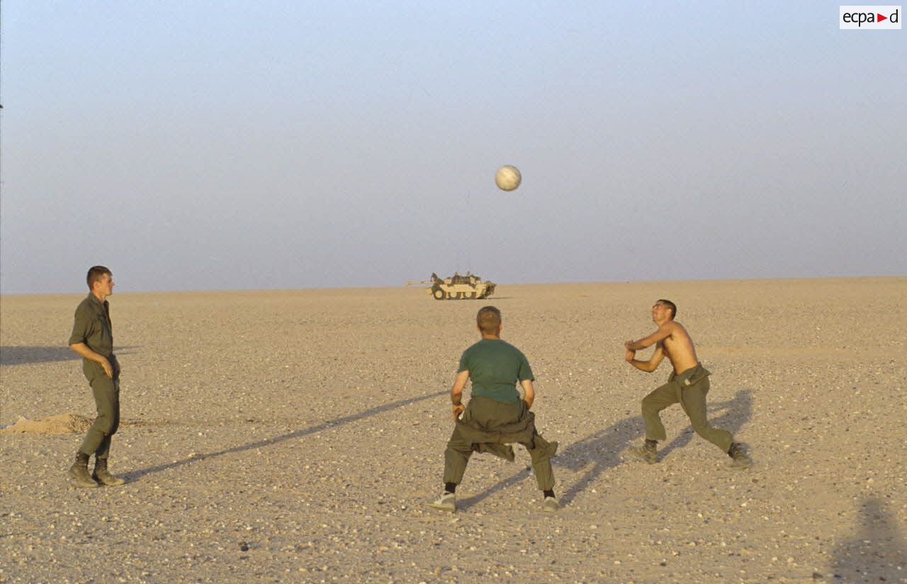 Moment de détente avec une partie de volley-ball dans le désert.