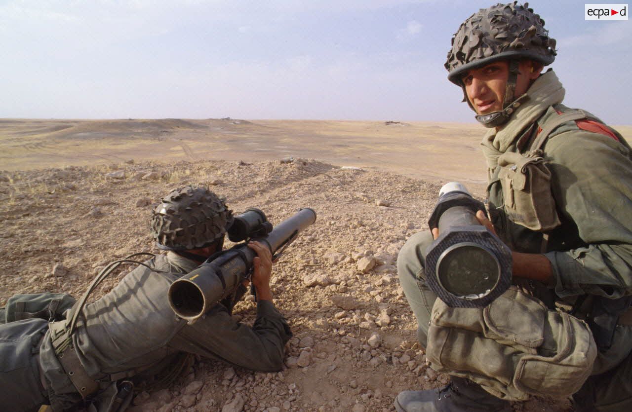 Les soldats se mettent en position de tir au LRAC (lance-roquettes antichar) de 89 mm mdl F1 lors d'un exercice.