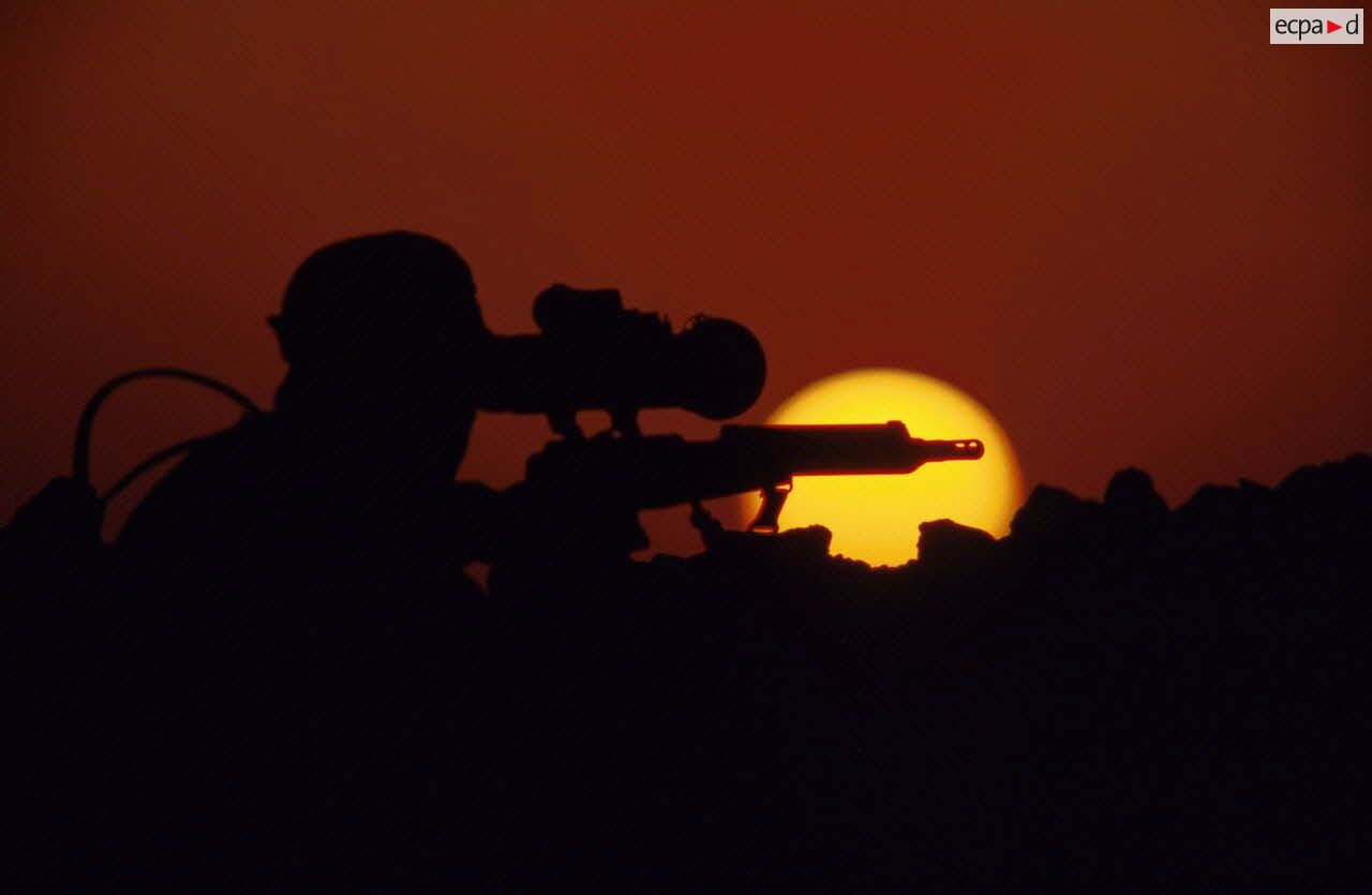 Exercice de tir de nuit avec un fusil de précision FR-F2 muni d'un équipement de tir de nuit à intensification de lumière DIPT 9 C (lunette OB 25 C).