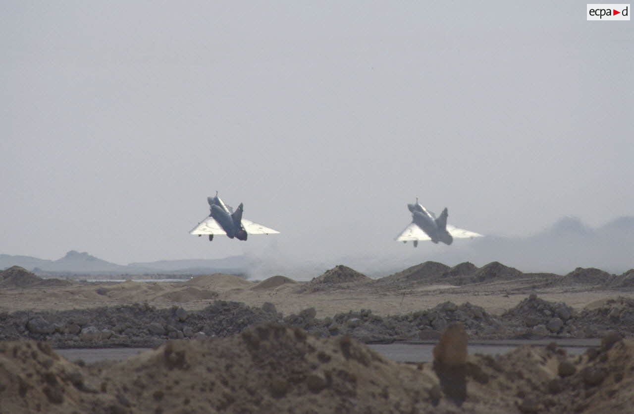 Deux avions de combat Mirage 2000 au décollage sur la BA (base aérienne) d'Al Ahsa.