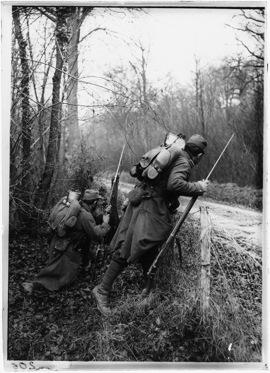 [Soldats aux aguets.]