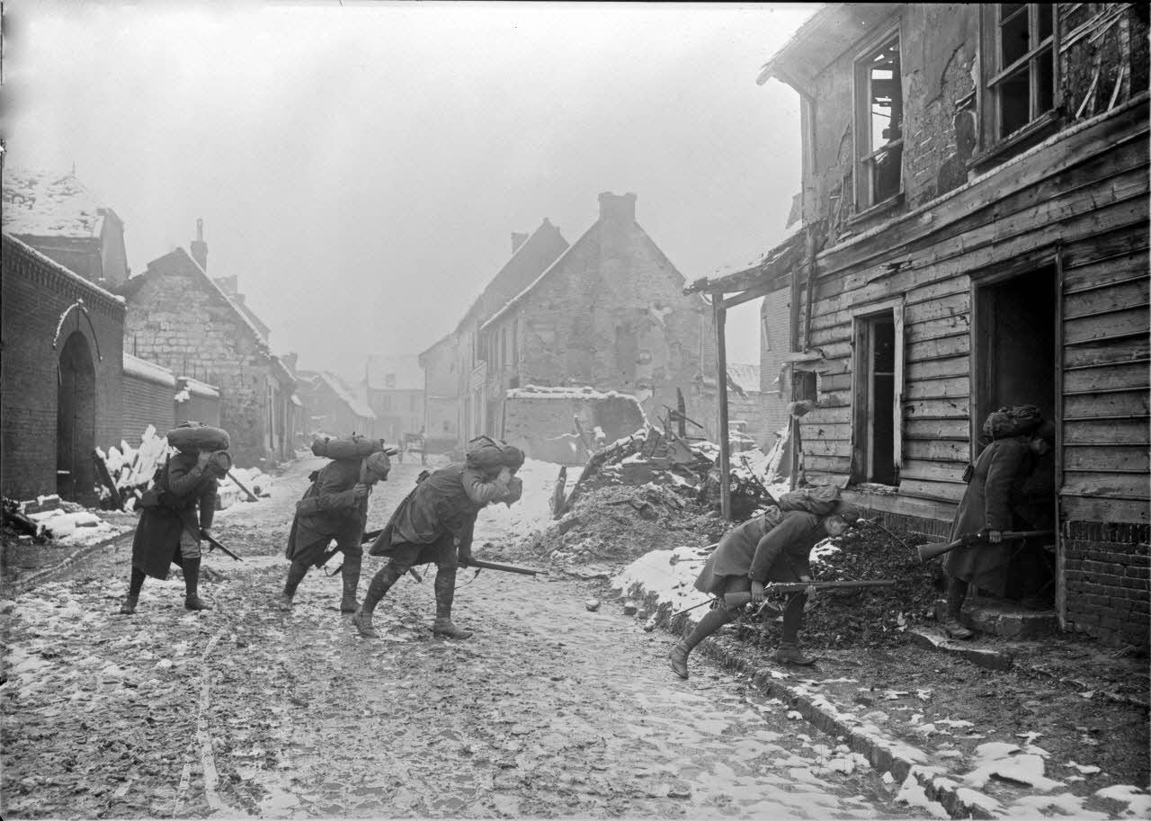 [Soldats se mettant à l'abri dans un village.]