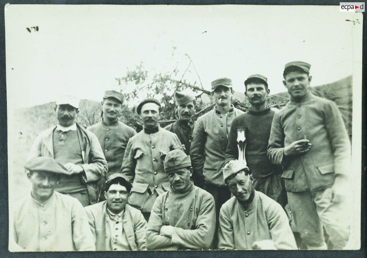 7. [Macédoine, 1918. Portrait de groupe de soldats sur le front d'Orient.]