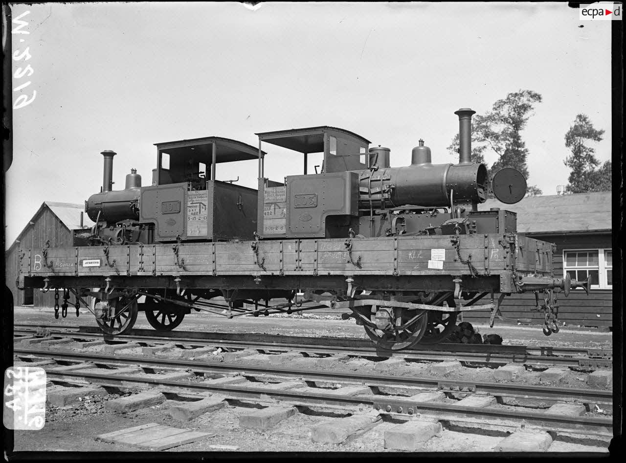 En gare d'Audruicq. Locomotives anglaises pour voies étroites sur plate-forme. 25-6-16. [légende d'origine]