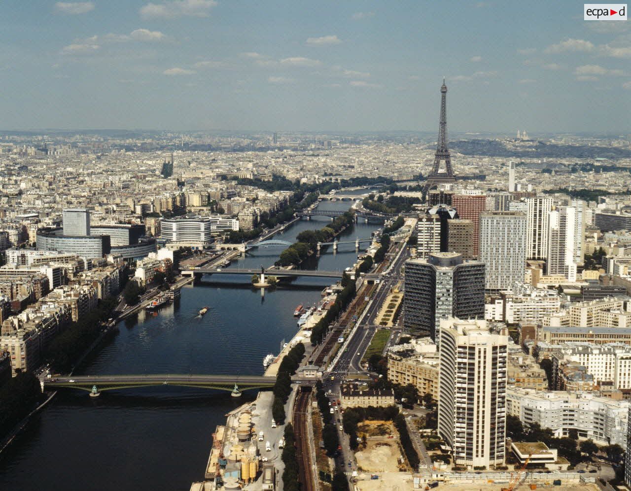 Paris 15e et Paris 16e. Bords de Seine.