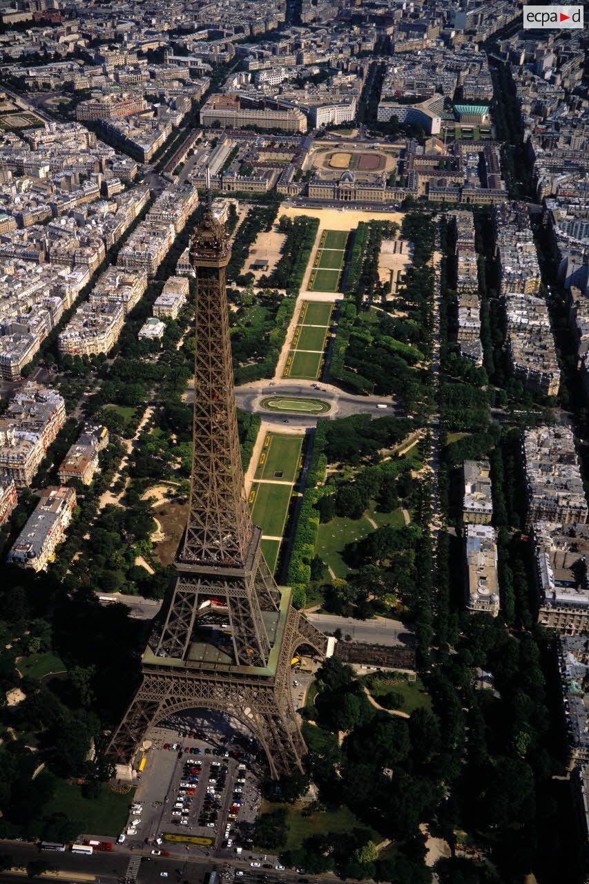 Paris 7e. La Tour Eiffel et le Champ de Mars.