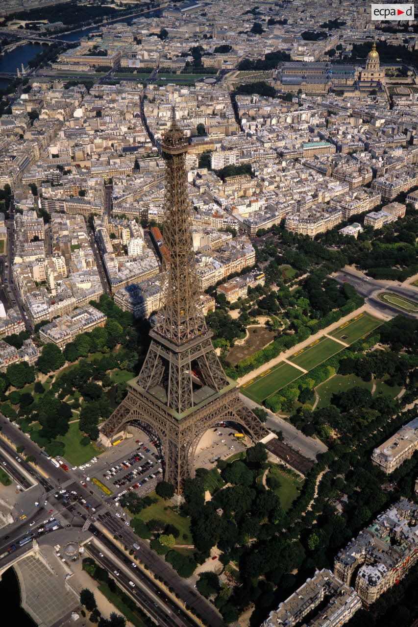 Paris 7e. La Tour Eiffel et le Champ de Mars.