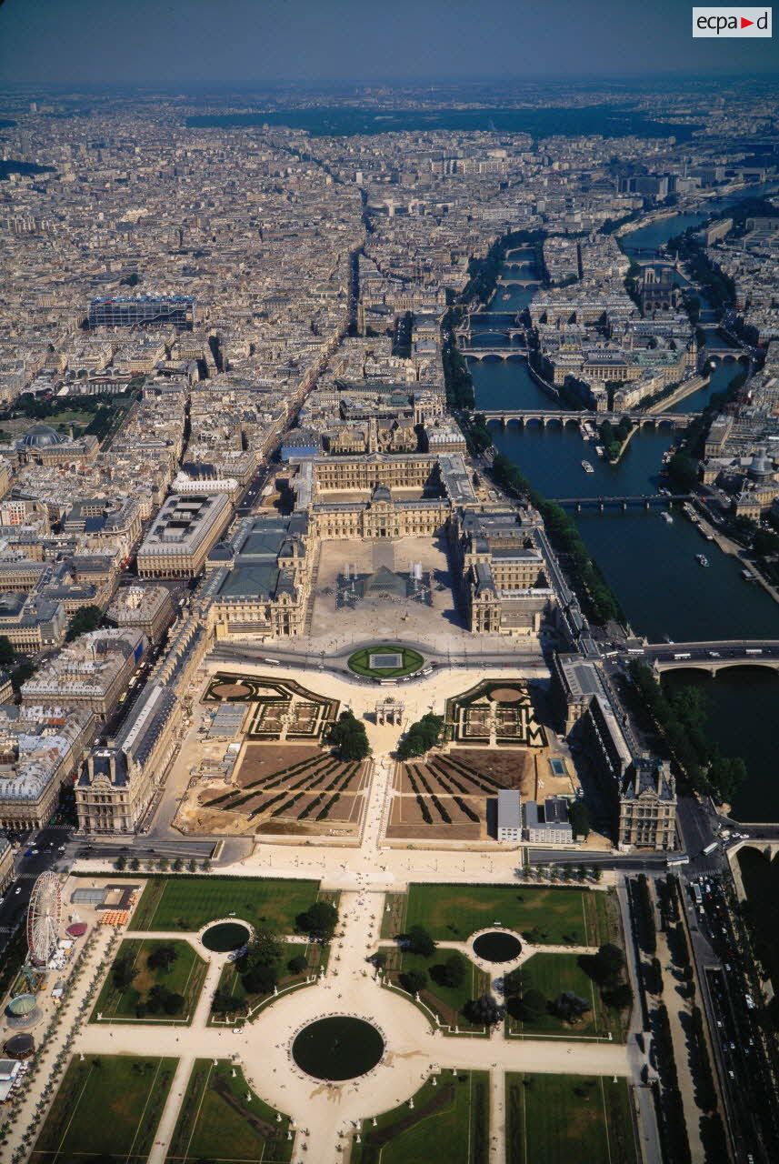 Paris 1er. Le Louvre d'ouest en est.