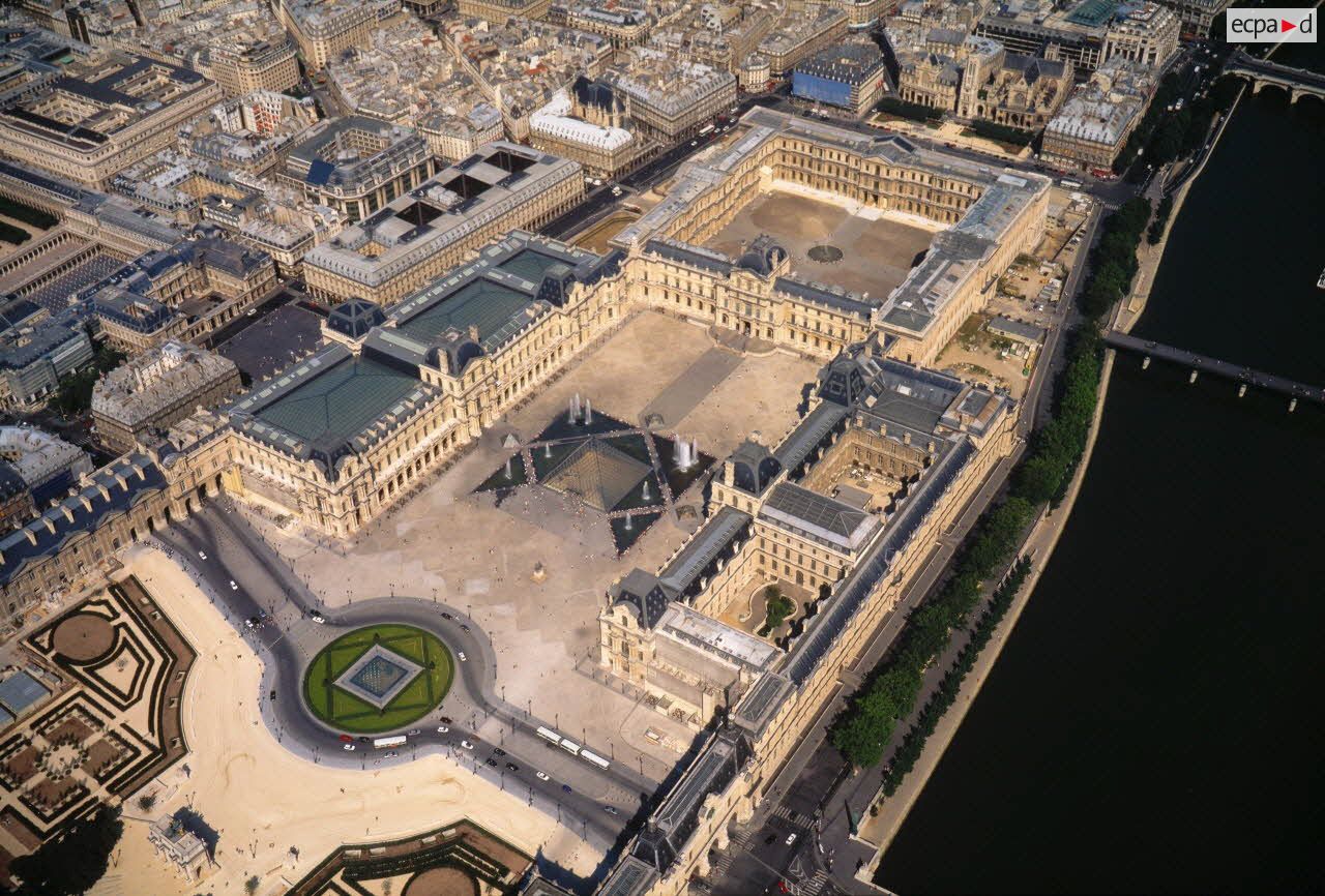 Paris 1er. Le palais du Louvre d'ouest en est.