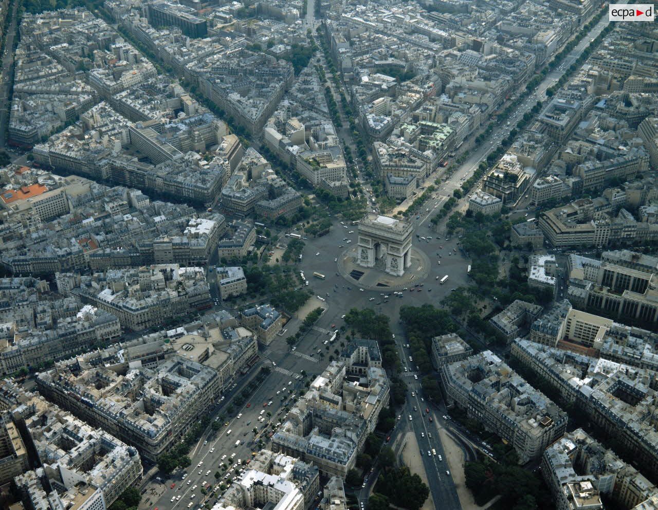 Paris 8e, Paris 16e et Paris 17e. Place Charles de Gaulle Etoile et l'Arc de Triomphe.