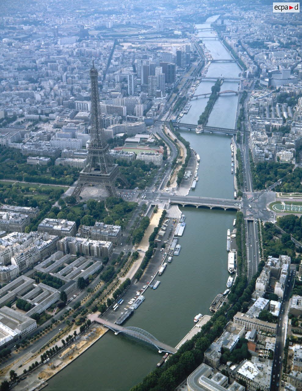 Paris 7e, Paris 15e et Paris 16e. La Tour Eiffel et les quais de la Seine.