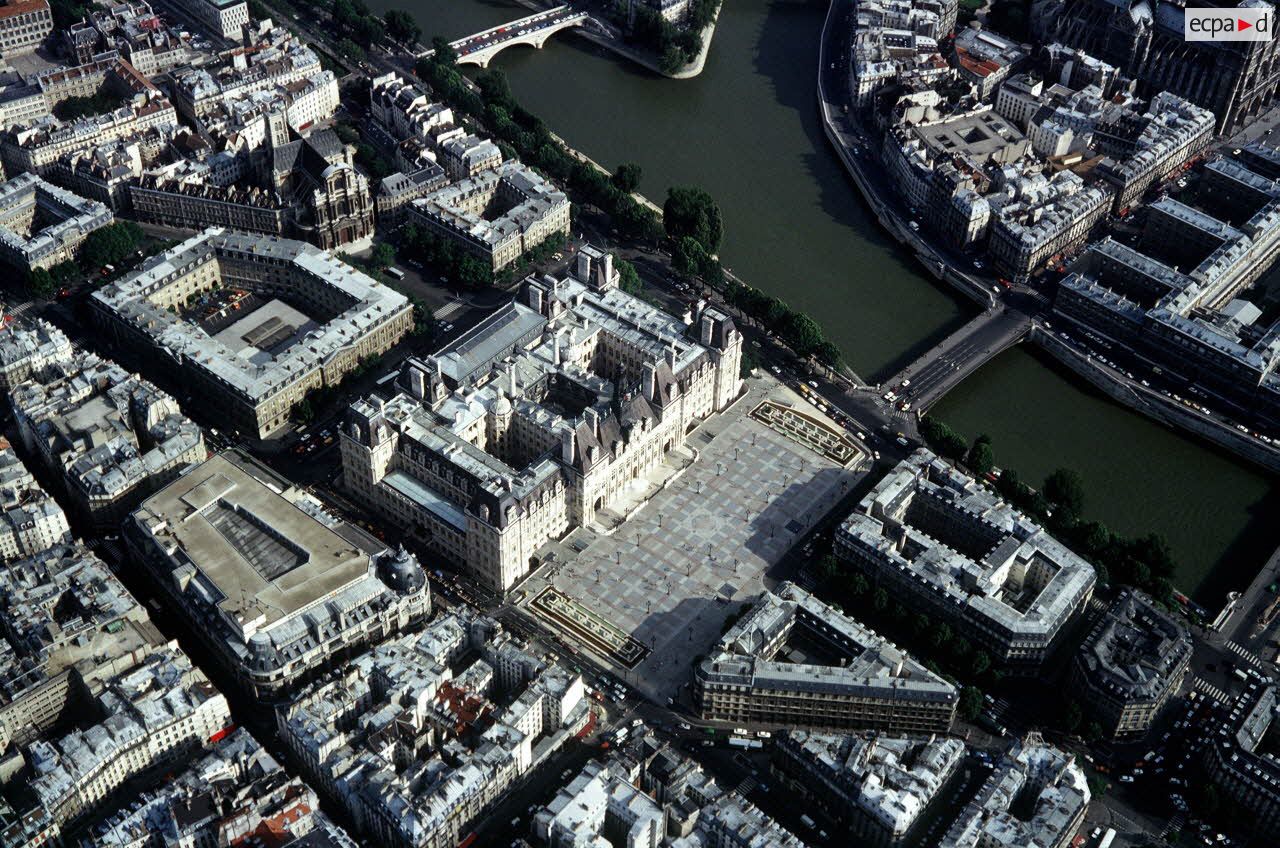 Paris 4e. L'Hôtel de Ville et le Pont d'Arcole.