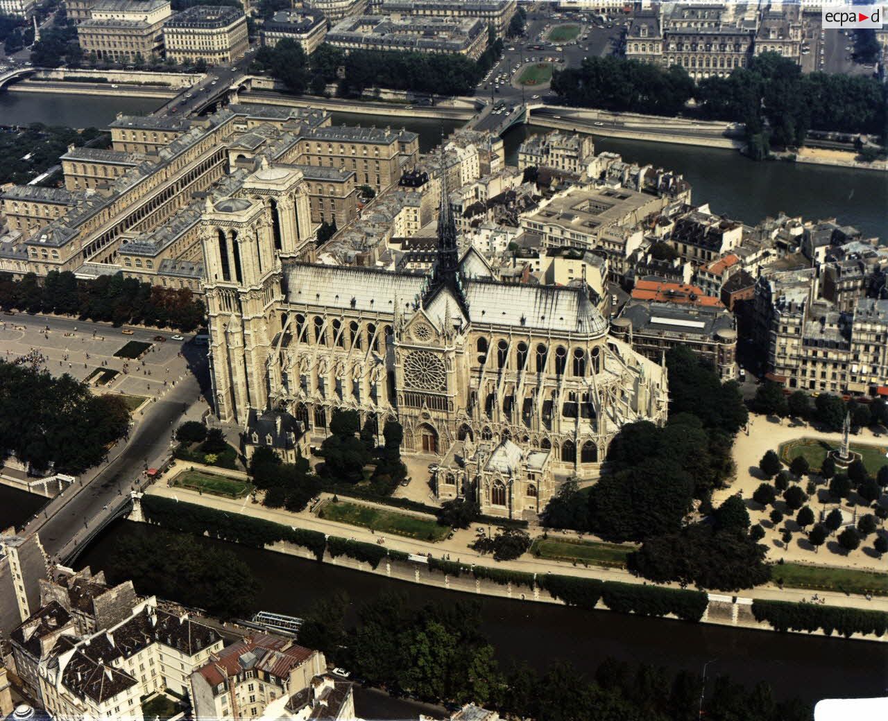 Paris 4e. L'Ile de la Cité et Notre-Dame de Paris.