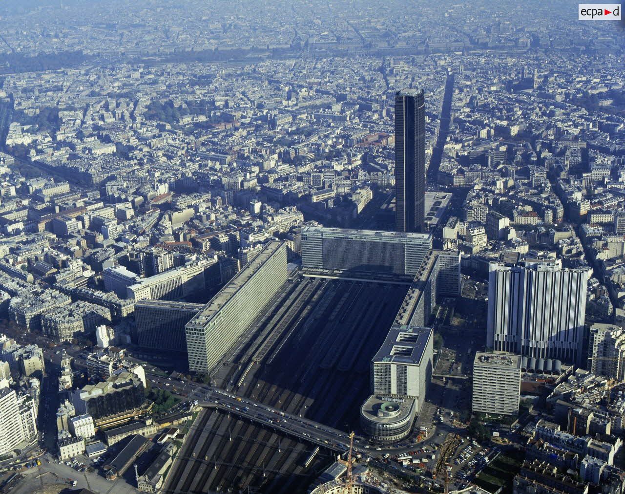 Paris 15e et Paris 14e. Tour et gare Montparnasse.