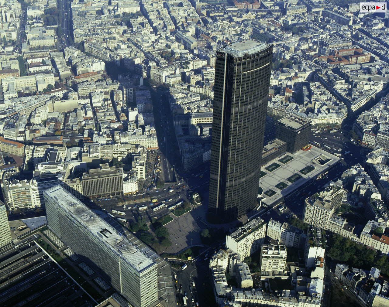 Paris 15e. Tour Maine Montparnasse et gare Montparnasse.