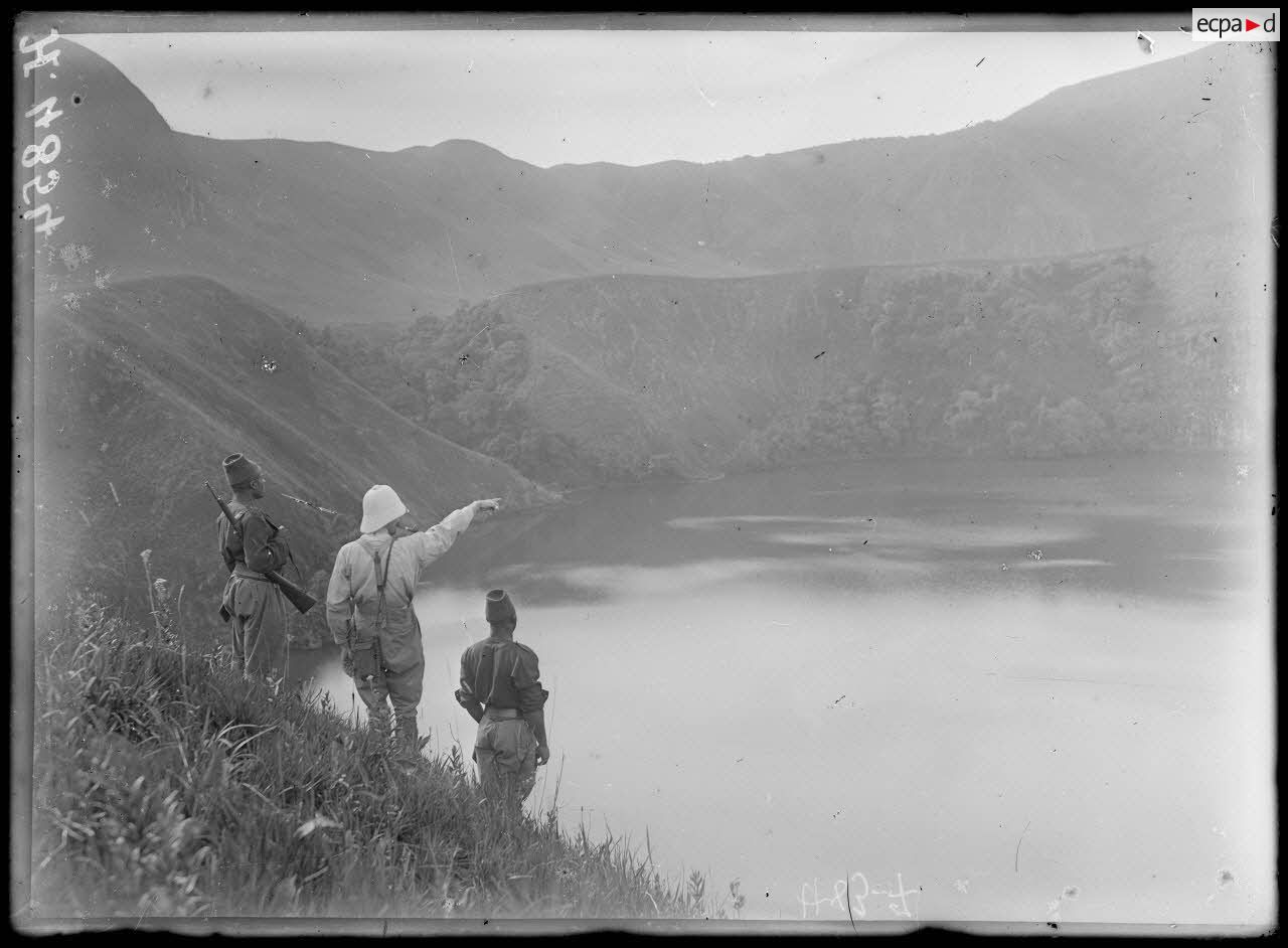 Lac de l'Eboga, 2110 m d'altitude. Partie est du lac. [légende d'origine]