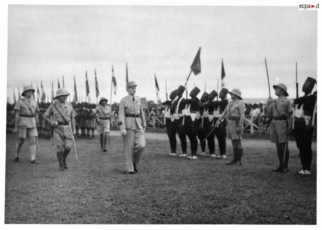 Brazzaville, 11 novembre 1942. Le général Leclerc passe les troupes en revue.<br>