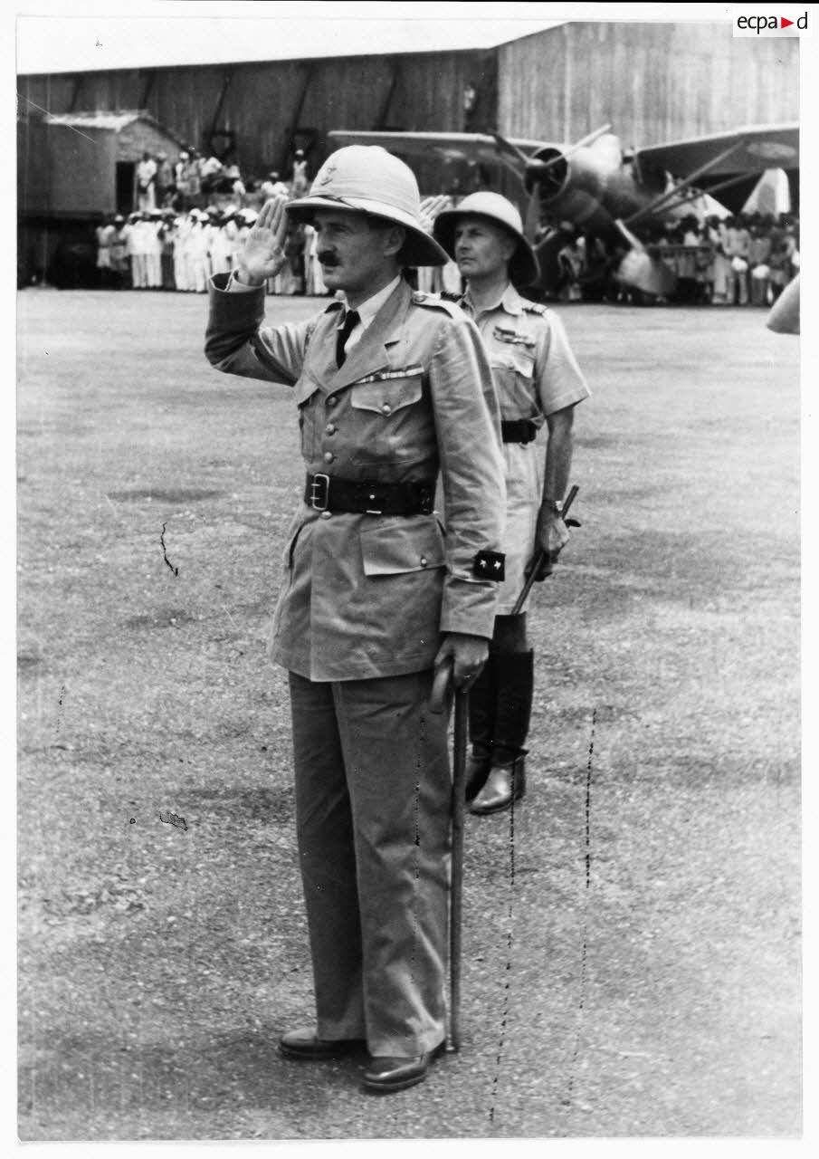 Cameroun, avril 1942. Le général de brigade Leclerc arrive à Douala accueilli par le colonel Ingold.