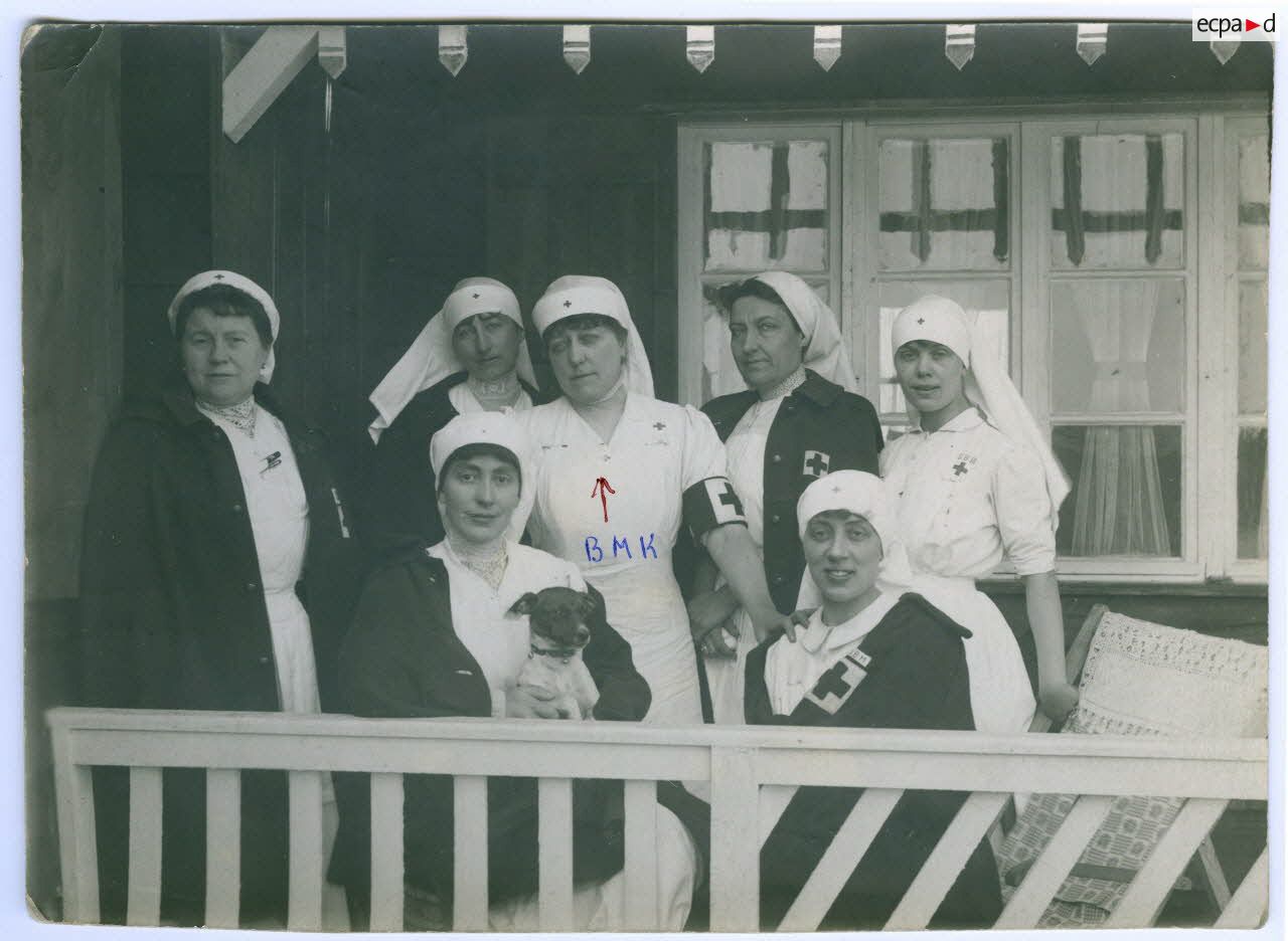 1914-1918. Mont Frenet. Equipe de femmes. Mme de Boisboissel, Melle Juge, Mme de Gennes, Mme Mangin, Melle Namur, Melles Frontault (Suzanne morte du typhus). [légende d'origine]