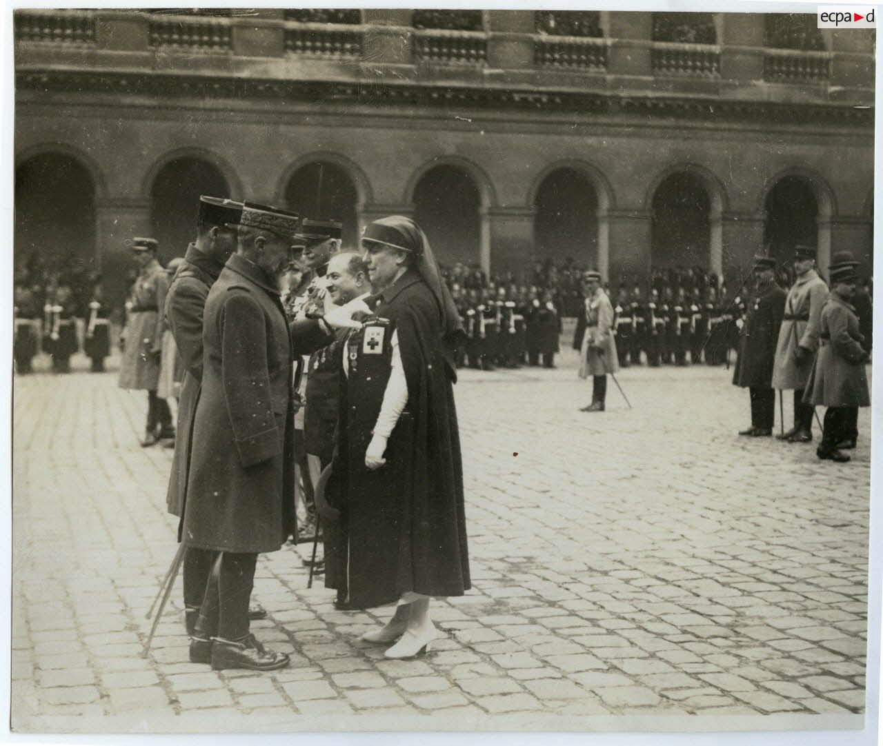 Mme de Gennes décorée par le général Gouraud. [légende d'origine]