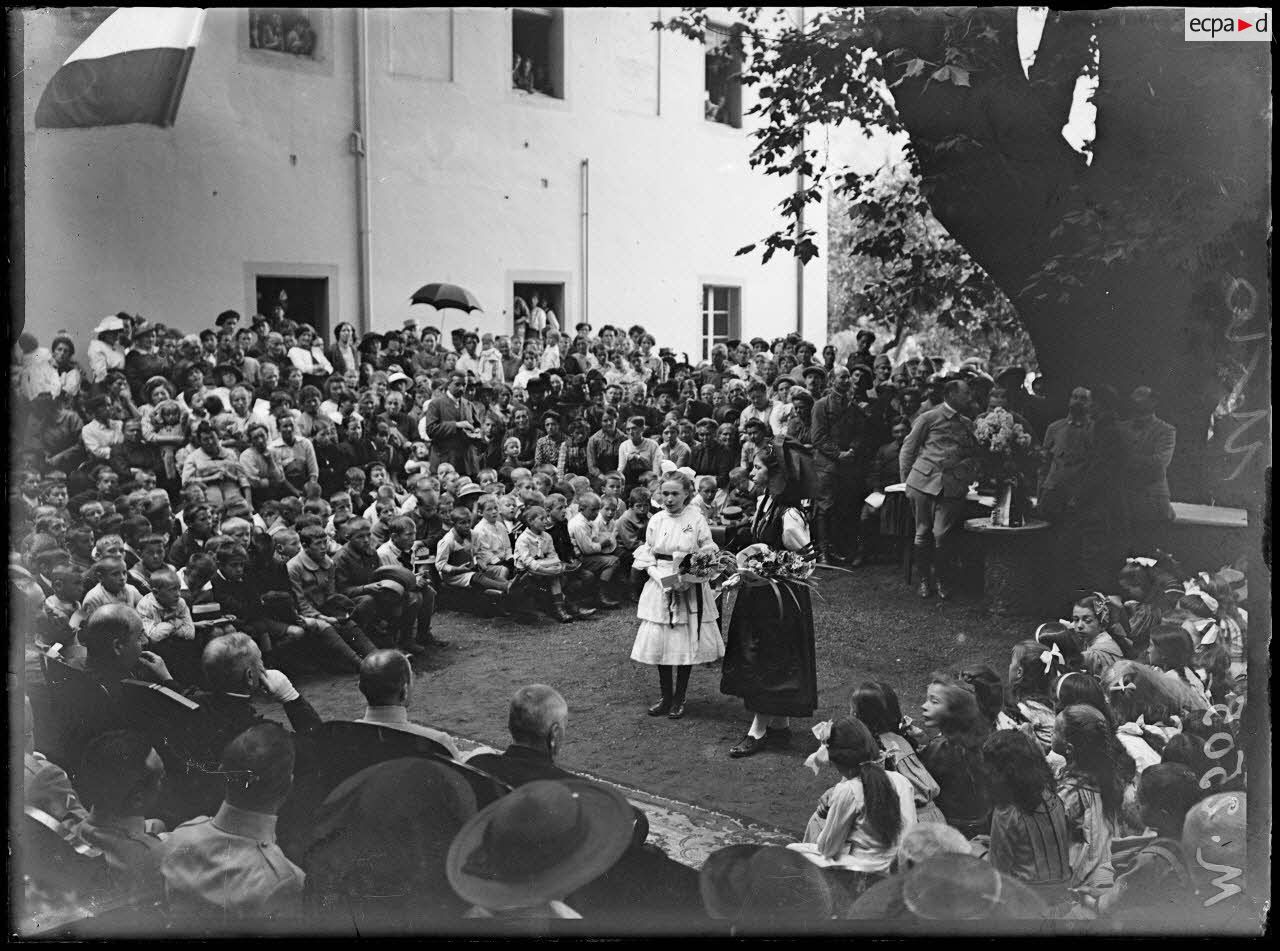 Thann, distribution de prix des écoles. Le maire de la ville, le capitaine de Saint-Girons mutilé en Alsace, le général Boyer commandant de la 52e Division d'infanterie, le curée alsacien Pesseux. [légende d'origine]