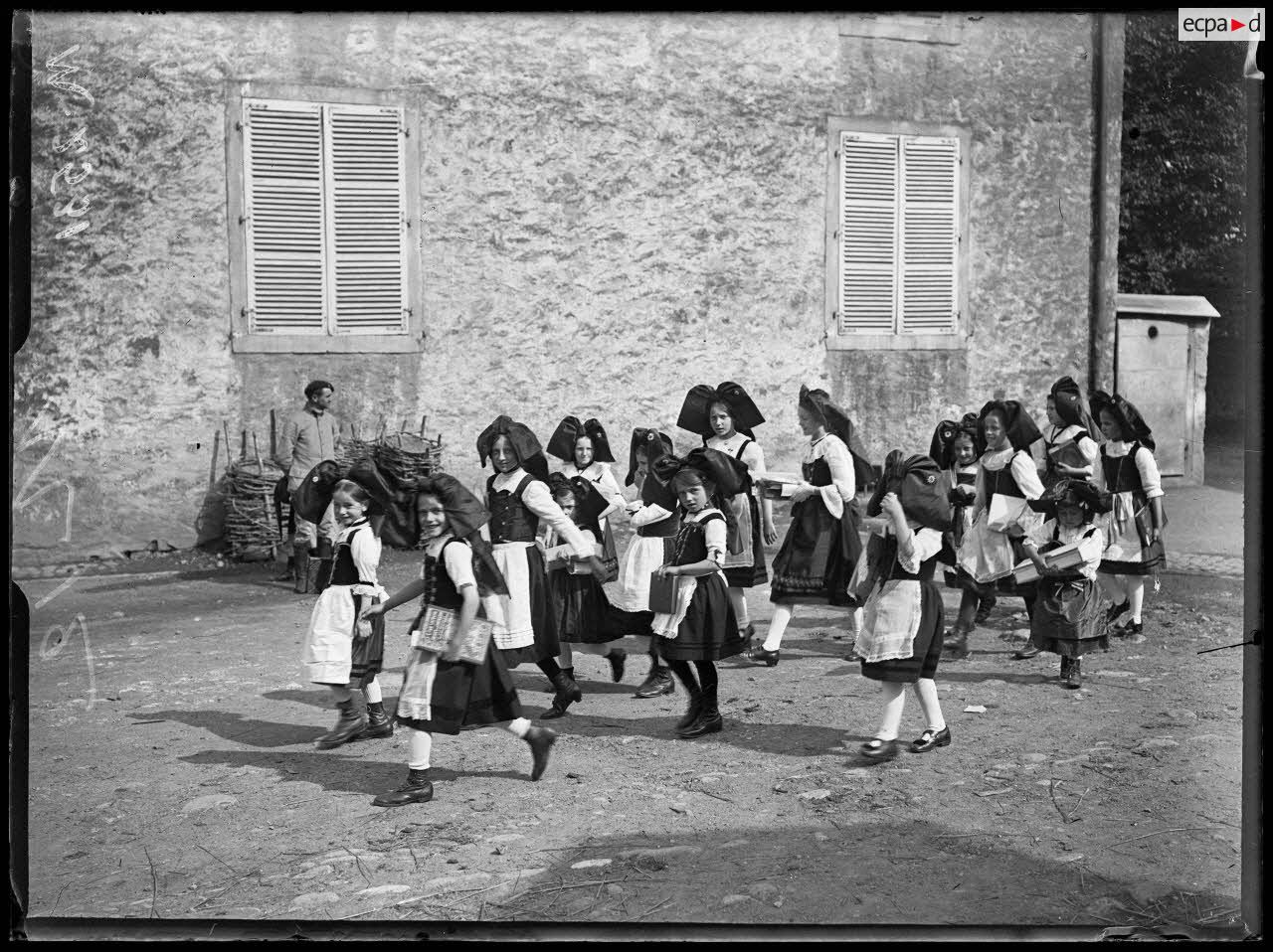 Sentheim, la distribution des prix aux écoles. [légende d'origine]